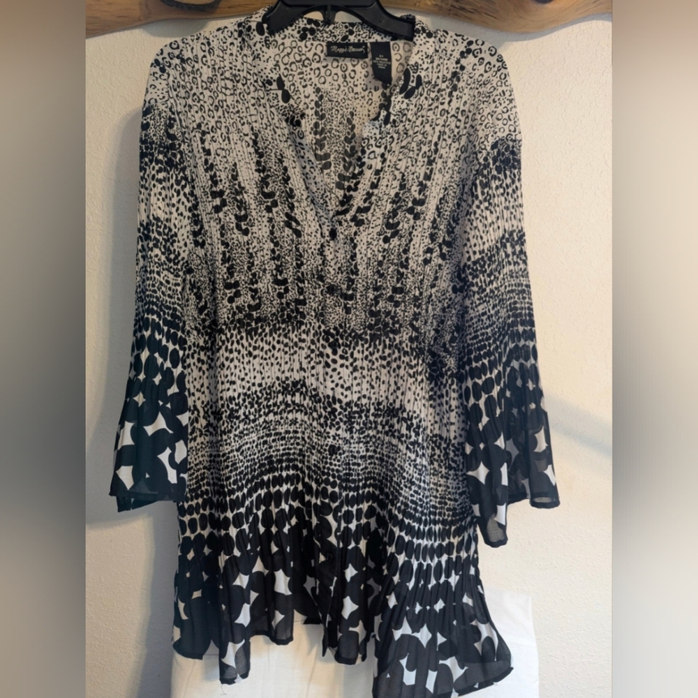 Womens Maggie Barnes Button Up Black And White Patterned Blouse Size 2X